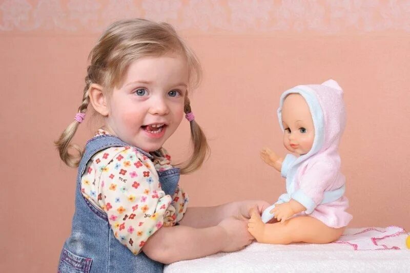 Куклы как с ним играть. Куклы для девочек. игра в куклы. девочка играет в куклы. дети играют в куклы.