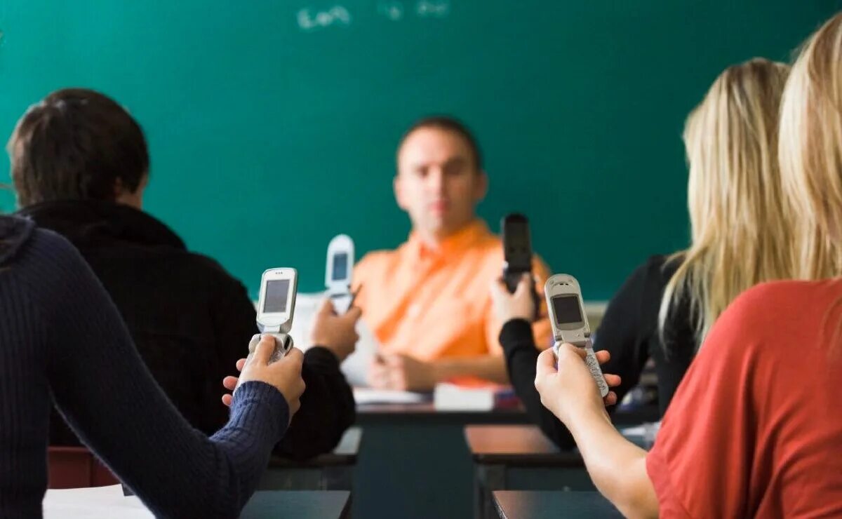 Ученики сдают телефоны. Телефон на уроке. Студенты на уроке. Студенты в аудитории. Аудитория людей.