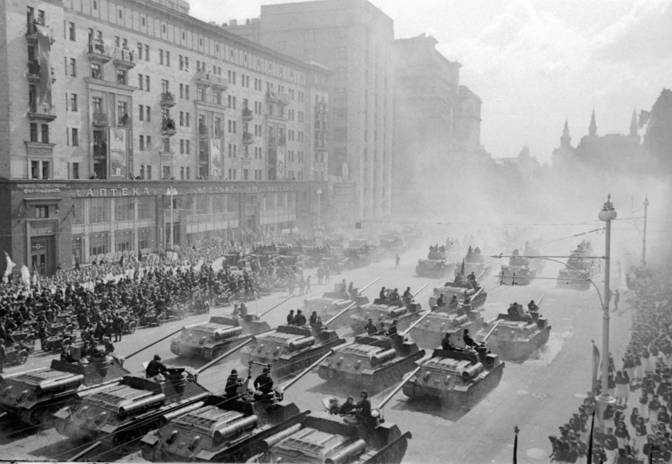 Первые парады победы. Великая Отечественная война парад Победы 1945. Парад Победы 24 июня 1945 года. Парад Победы в 1945 году в Москве. Парад 1945г на красной площади.