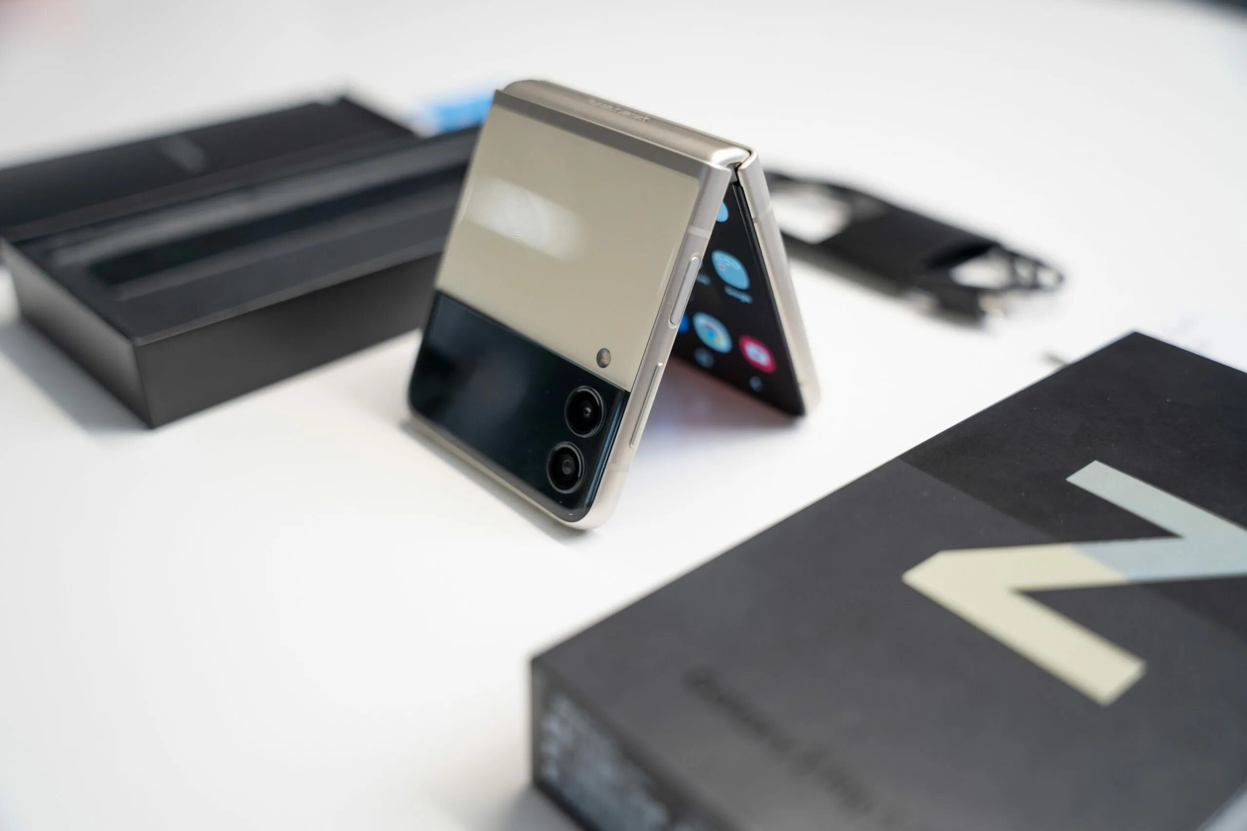Z flip авито. Samsung galaxy z flip. z flip 3. samsung z flip 3. samsung galaxy z flip 4.