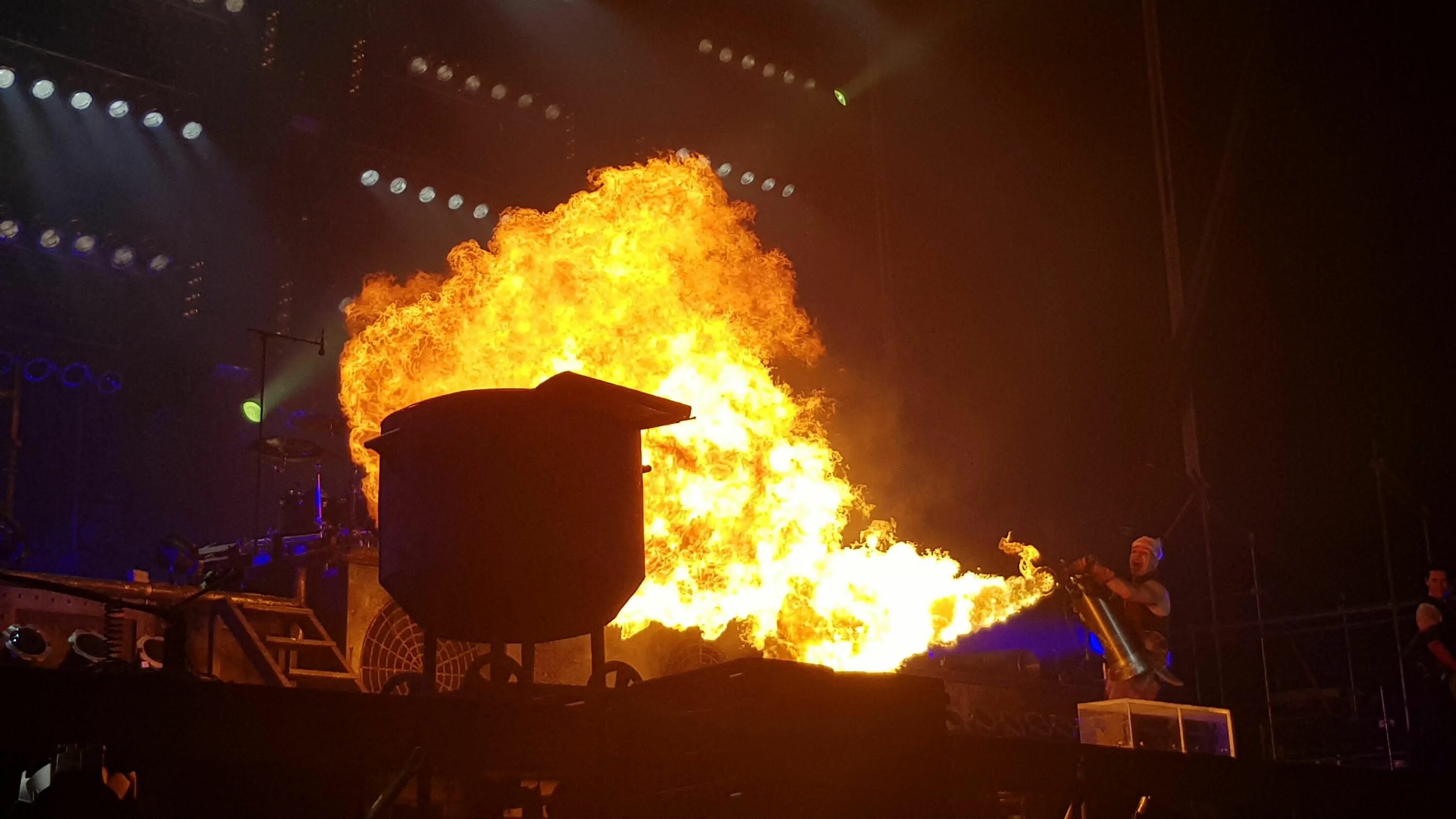 Концерт рамштайна 2017. Шоу рамштайн концерт. Rammstein концерты 2024. Раммштайн сцена 2022. Концерт рамштайн в колизее.