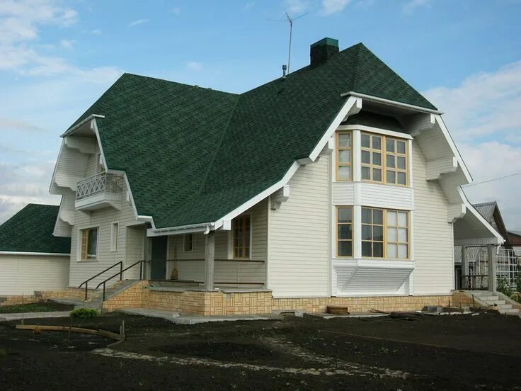 Фасады домов с зеленой крышей. Зелено белый дом. Белый дом с зеленой крышей. Зелено белый дом. Фасады домов с зеленой крышей.