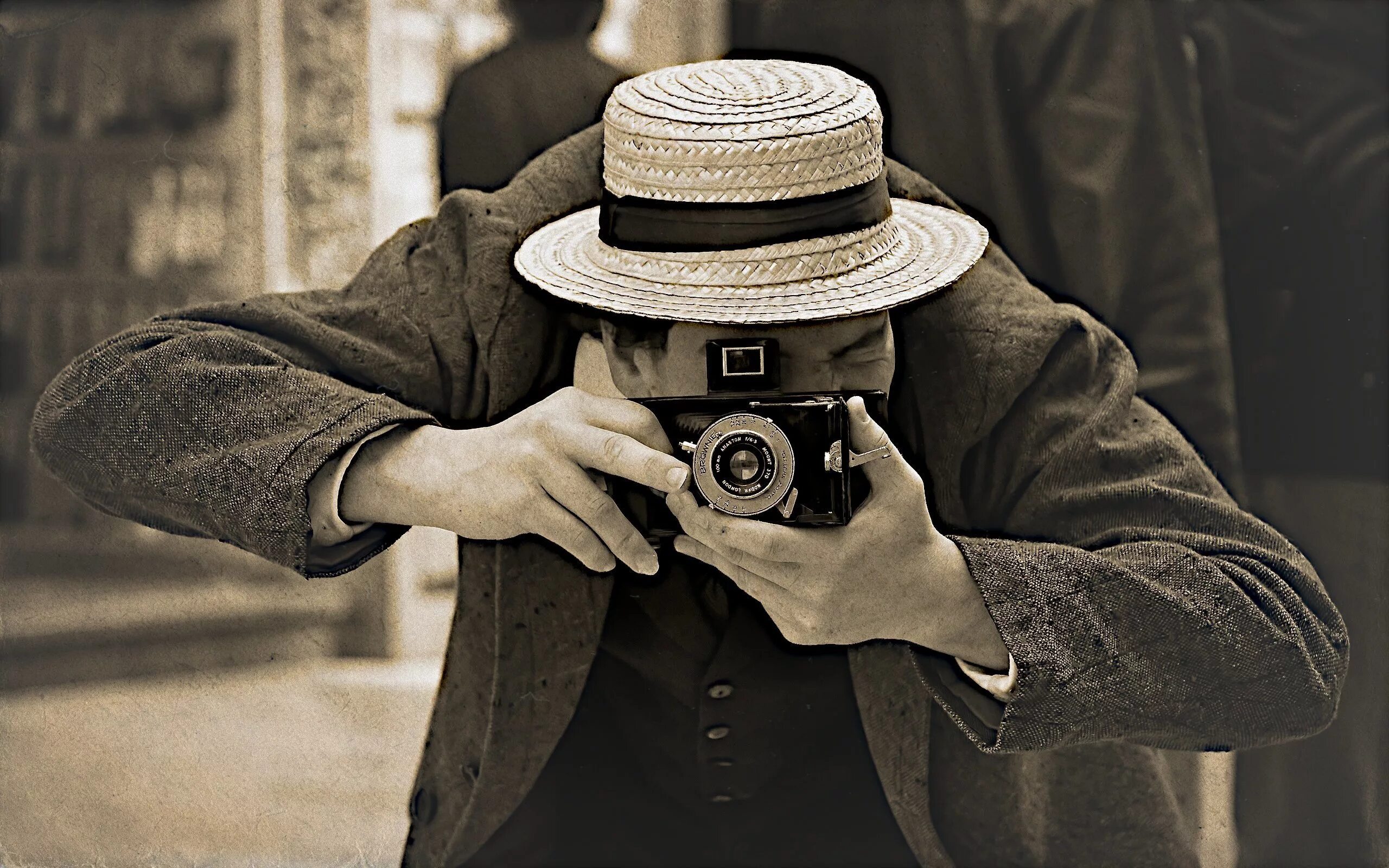 Смотря на фотографии. Ретро фотограф. Человек с ретро фотоаппаратом. Фотографы 20 века. Старинный фотограф.