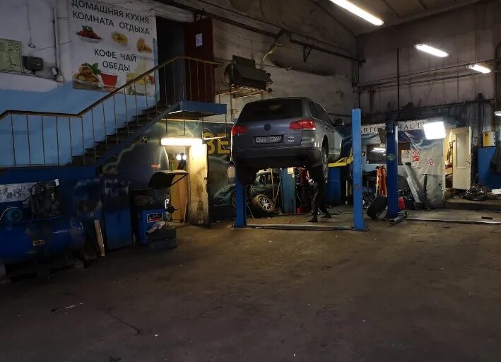 Машина в автосервисе. Ремонт легковых автомобилей в подольске адреса и цены. Автосервис нижегородец ногинск. Автосервис грант. Ремонтная мастерская автомобилей.