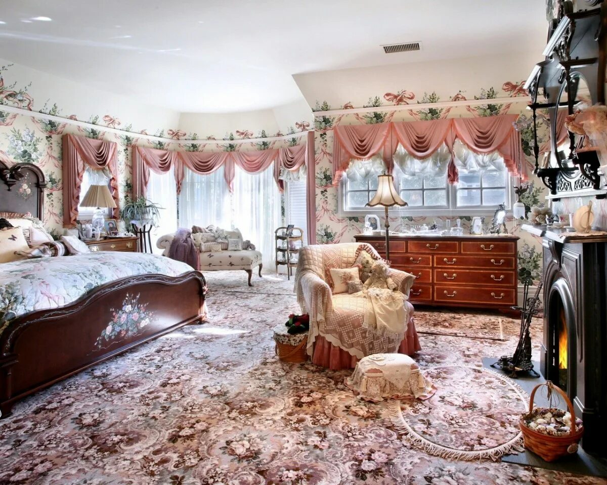 Девушка в красивом интерьере. Asnaghi interiors спальня chartreuse. Спальня в старинном стиле. Спальня крис дженнер. Спальня в стиле ампир.