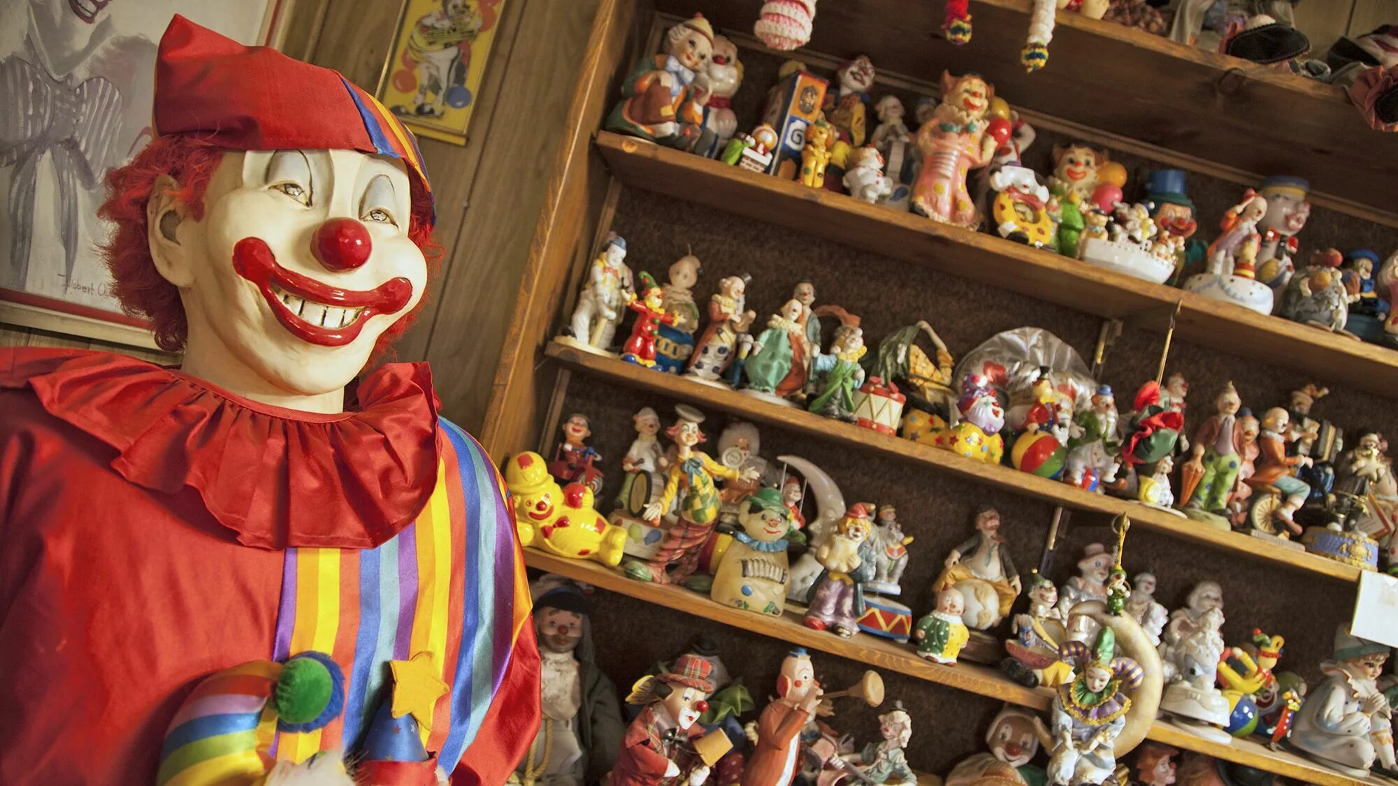 Мотель клоун. Музей клоунов Тула. Кукла «клоун». Клоун в отеле.