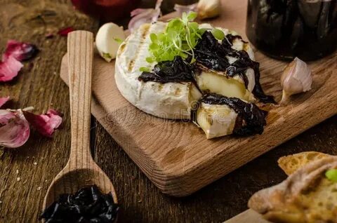 Сыр бри с чесноком и черри