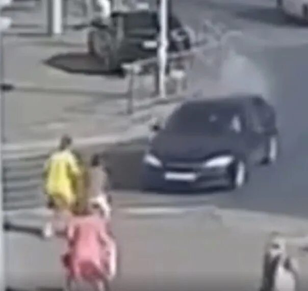 Машина вылетела на тротуар. Выписка из роддома автокресло. Многодетные мамы за рулём. Оставили ребенка в машине на жаре. Женщина сбила ребенка во дворе.