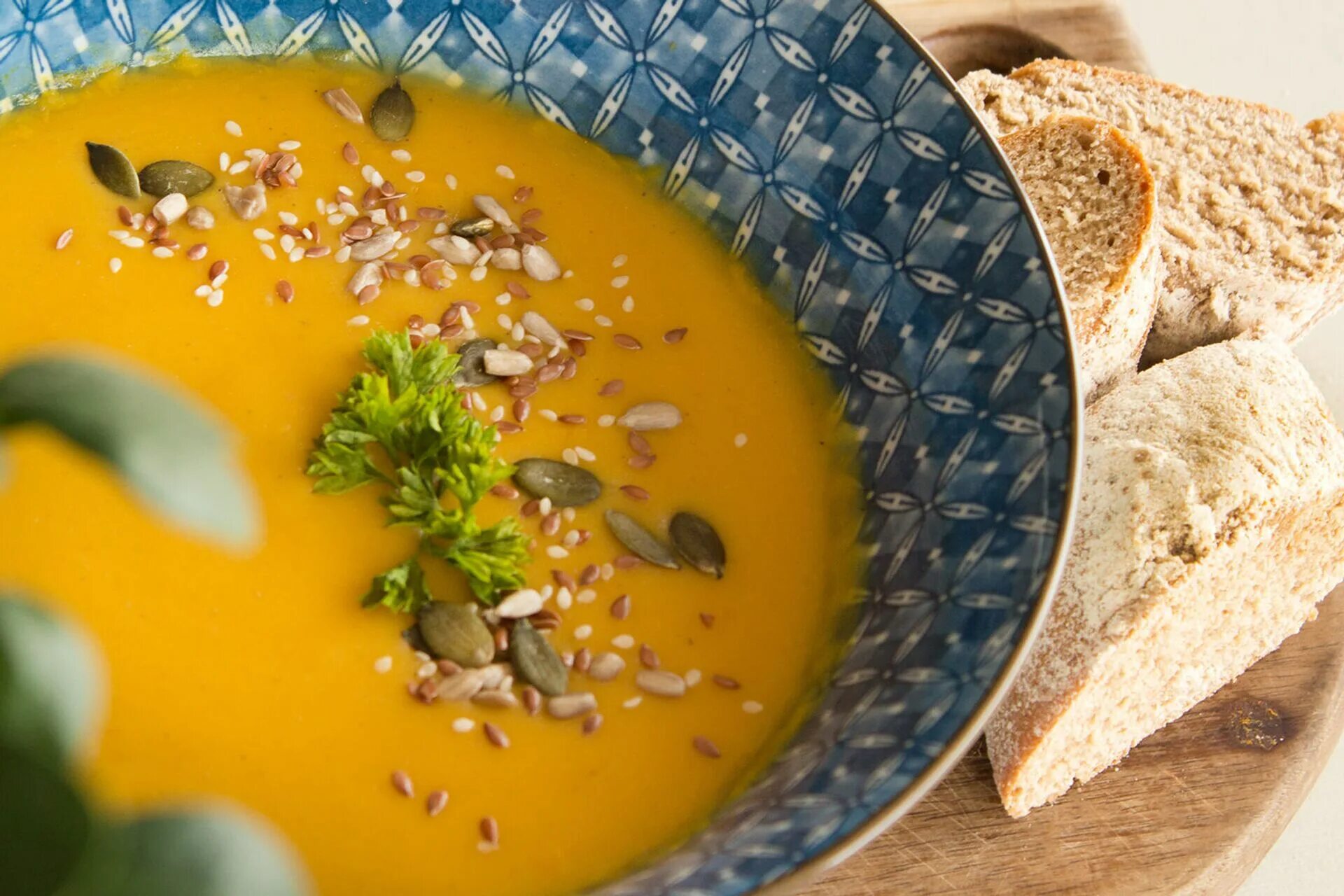 Тыквенный суп от ивлева. Текстура супа бесшовная. Чечевичный суп сверху. Крем-суп из тыквы и чечевицы. Тыквенный крем суп с фрикадельками.