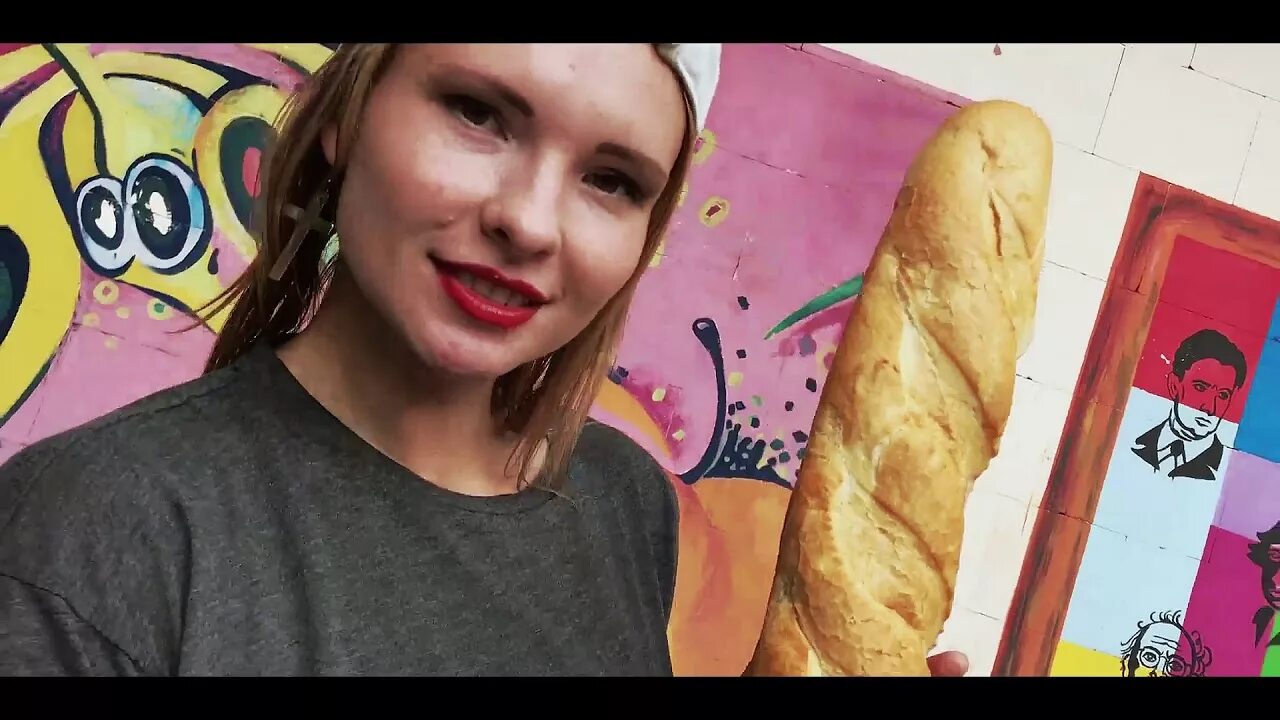 Надежда румянцева тося кислицына. Пекарь с хлебом. Баба катя и батон. Женщина батон. Баба катя брянск.