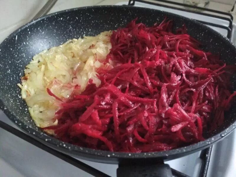 Сколько варить квашеную капусту в борще