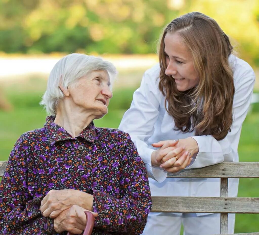 Пришел помочь бабушке. Пожилые люди. Общение с пожилыми людьми. Забота о пожилых. Пожилые люди и молодежь.