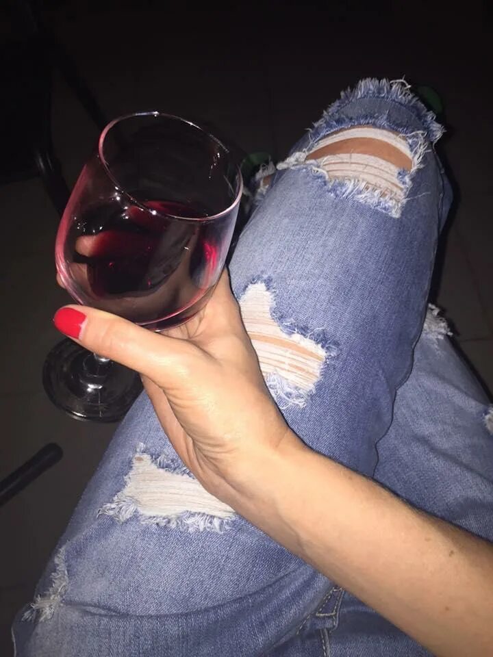 девушки с вином без лица. девушки с вином без лица. девушка с бокалом вина. бокал вина в руке. девушки с вином без лица.