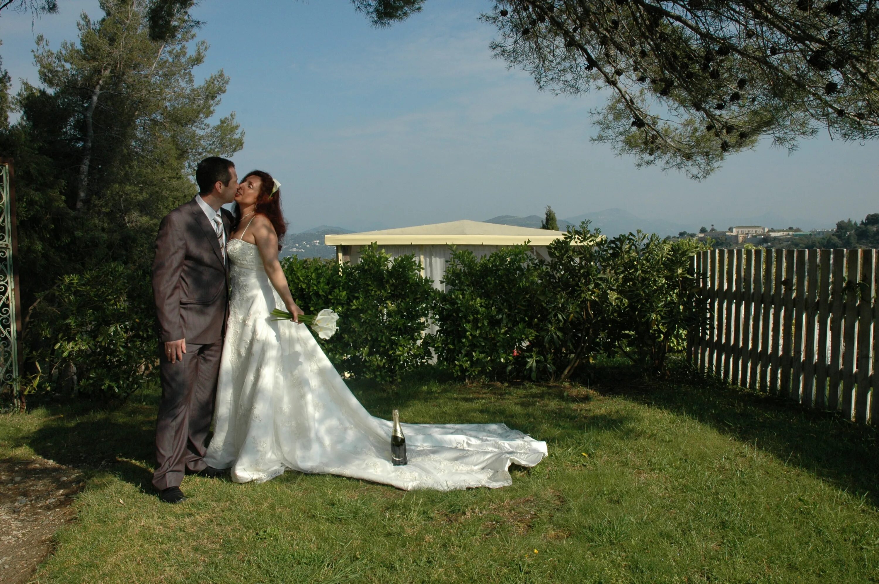 две девушки в свадебных платьях. двойная свадьба. свадьба двух сестер. две девушки невесты. свадебные платья для двух невест.