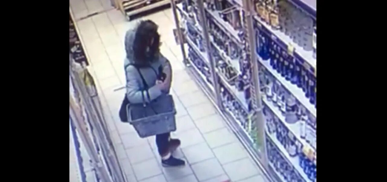 Дочь ворует. Женщина ворует в магазине. женщина украла продукты в супермаркете в чулыме. женщина в шубе ворует в супермаркете. женские кражи фото.