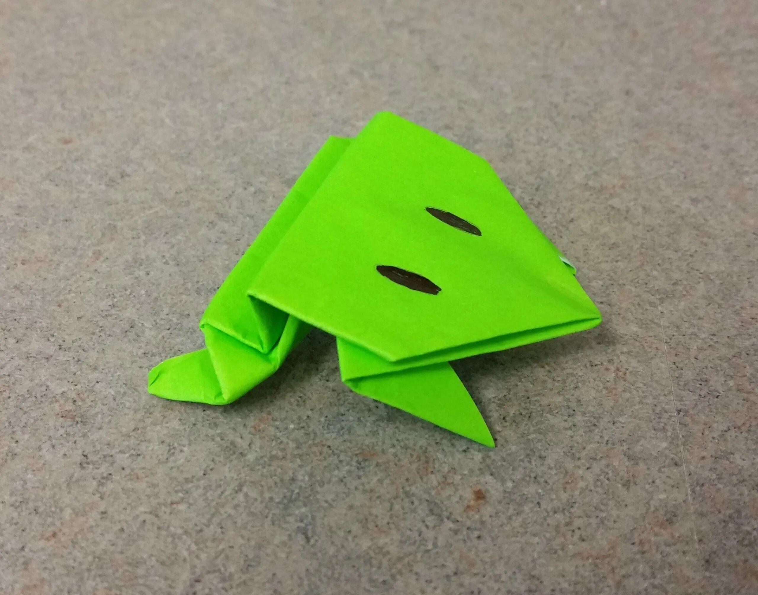 Простые оригами лягушка. Оригами лягушка. Оригами лягушка из бумаги. Лягушка из бумаги прыгающая. Оригами лягушка прыгающая.
