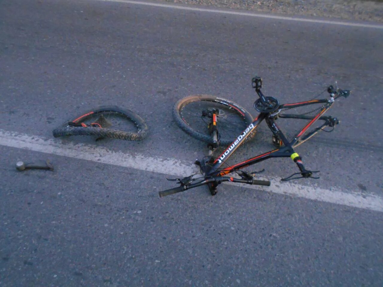 Сломанные жизни 2. Велосипед в аварии сломанный.