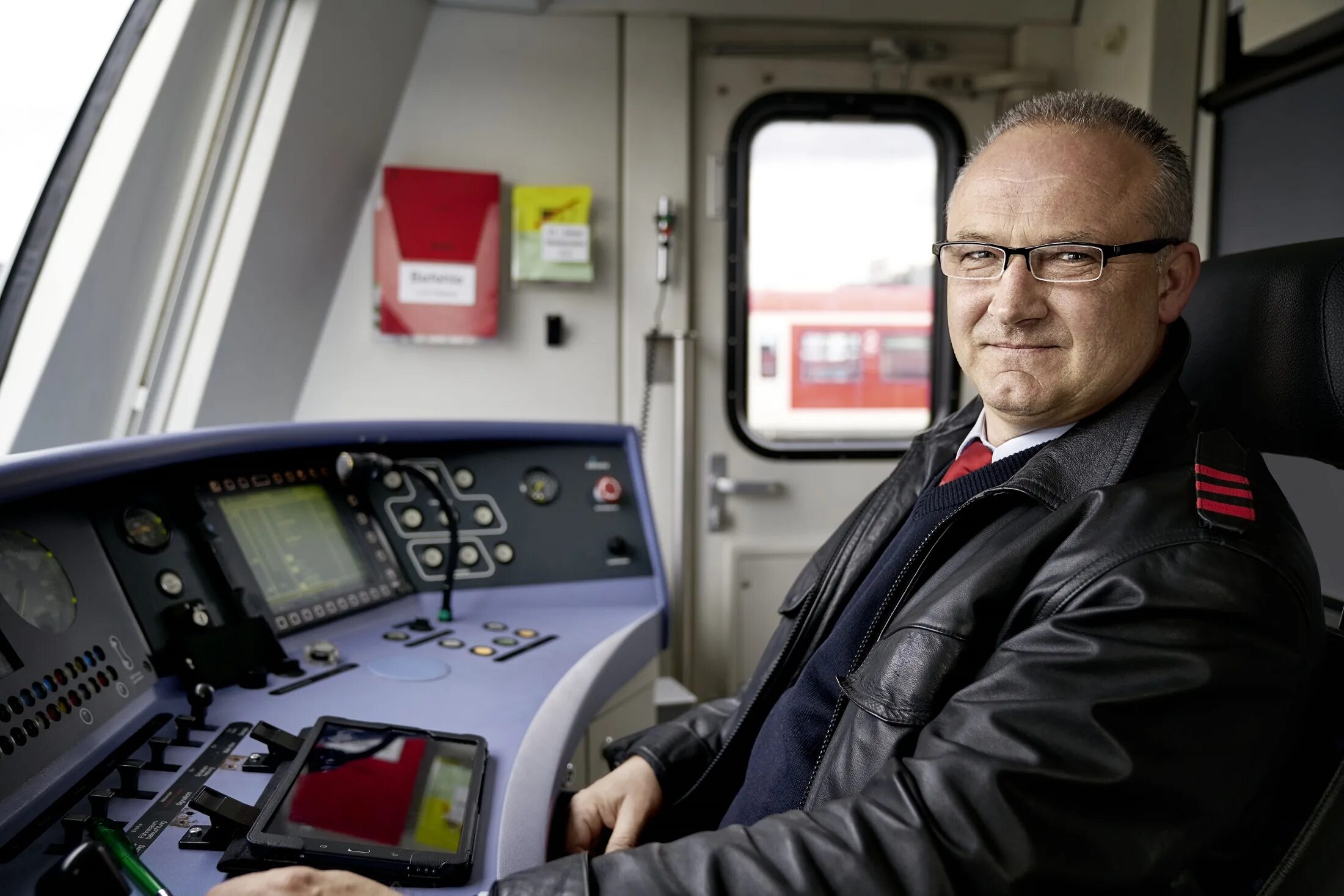Чем управляет машинист. Машинист локомотива в deutsche bahn. машинист локомотива. форма машиниста тепловоза. форма машиниста поезда.