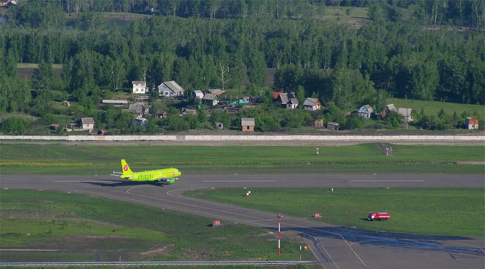 Аэропорт горно алтайск прилет. Аэропорт Горно-Алтайск. Аэропорт горный Алтай. Заброшенный аэропорт Горно-Алтайск. Взлетно посадочная полоса Горно Алтайск.