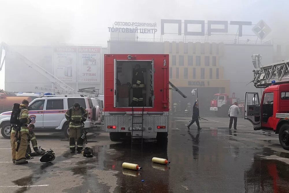 Что случилось в казани сегодня новости. ТЦ порт Казань пожар. Пожар в Казани вчера. Пожар в ТЦ Восточный Казань. Сгоревший ТЦ Казань.