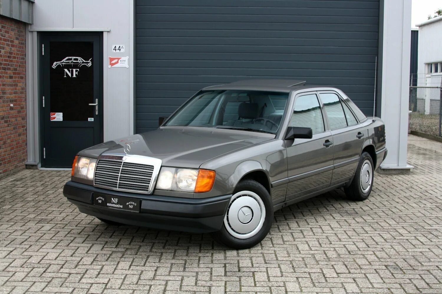 Mercedes benz e class w124. Мерседес бенц е 430. Мерседес e класс 1995. Мерседес-бенц w124 е500. Mercedes benz w124 седан.