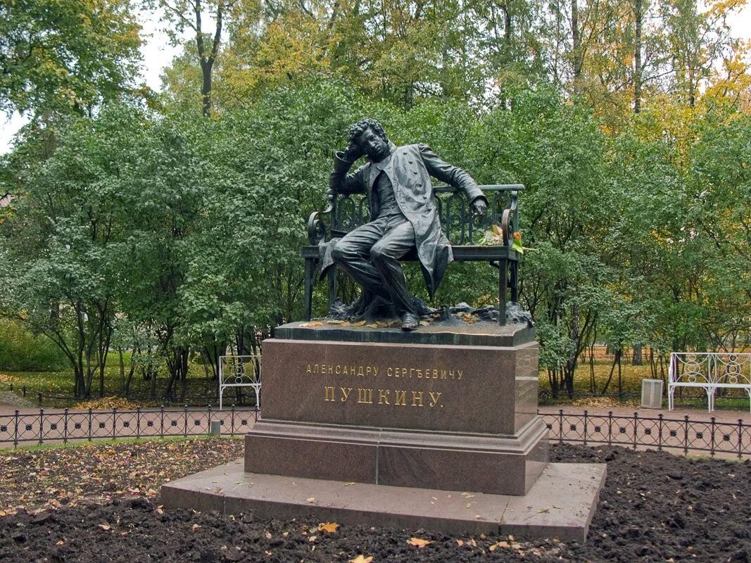 Где пушкин написал памятник. Памятник Пушкину в Царскосельском лицее. Памятник Пушкину в Царском селе в лицейском саду. Город Пушкин памятник Пушкину. Лицей Пушкина в Царском селе памятник.