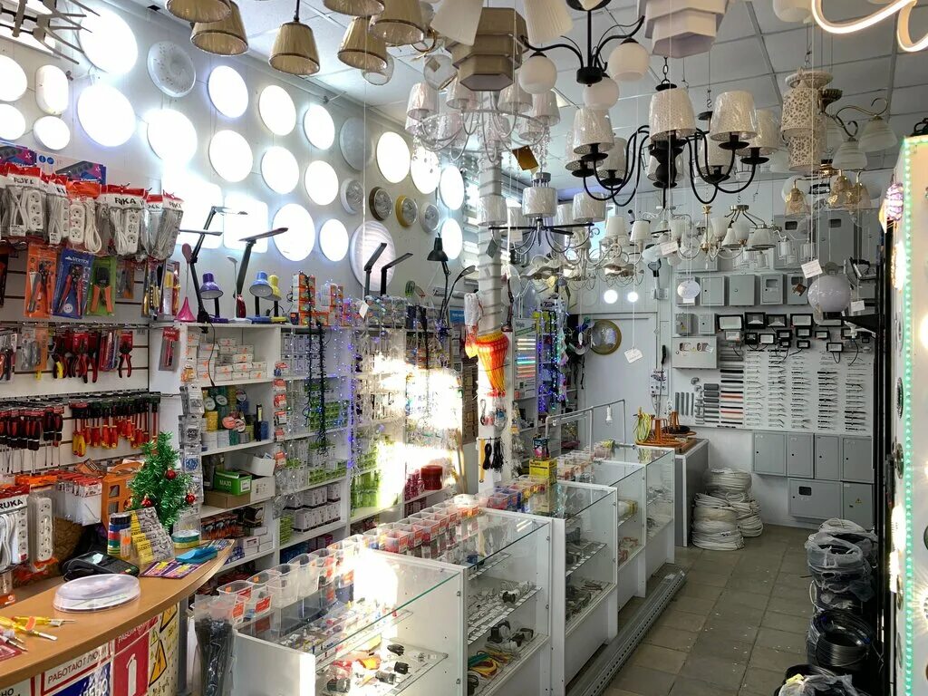 Вывеска с лампочками. Shop lighting. Стенд для люстр и светильников. Освещение лампочки. Лампы рядом со мной.