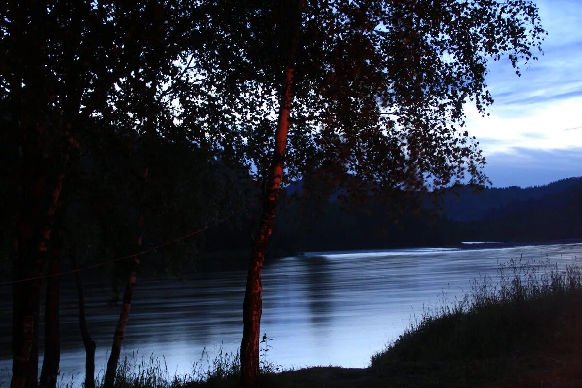 Ночная река слова. Река ночью. Ночь река лес. Ночная речка. Речка ночью.