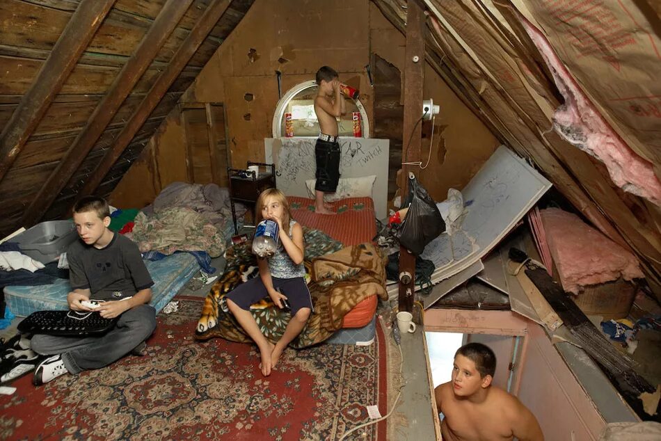 Дом бедной семьи. Бедные американские квартиры. Бедные семьи в США. Бедная семья.