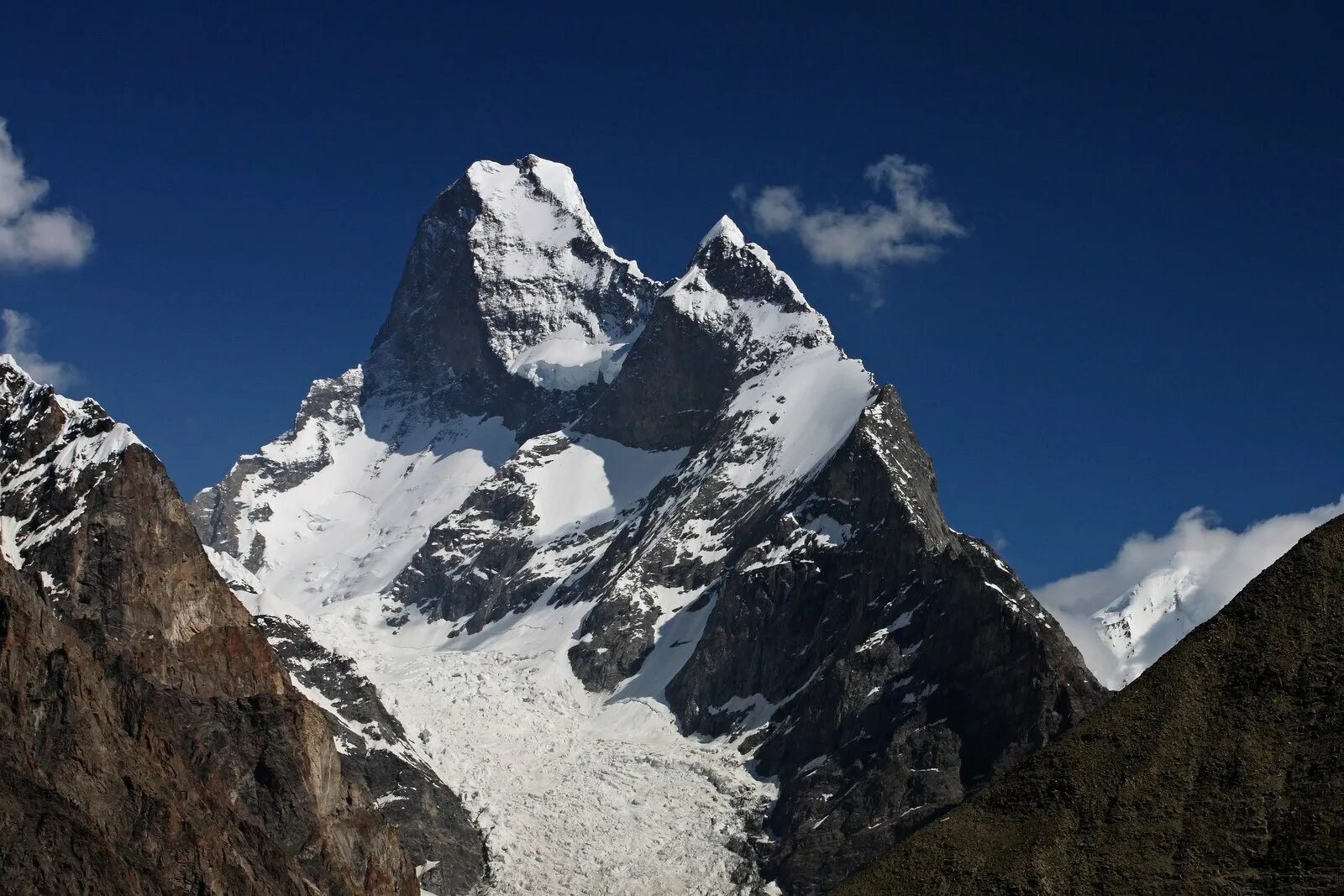 Как называется самая высокая горная цепь евразии. Музтаг Тауэр Каракорум. Гора улугмузтаг. Горная цепь горы Куньлунь. Каракорум Румс.