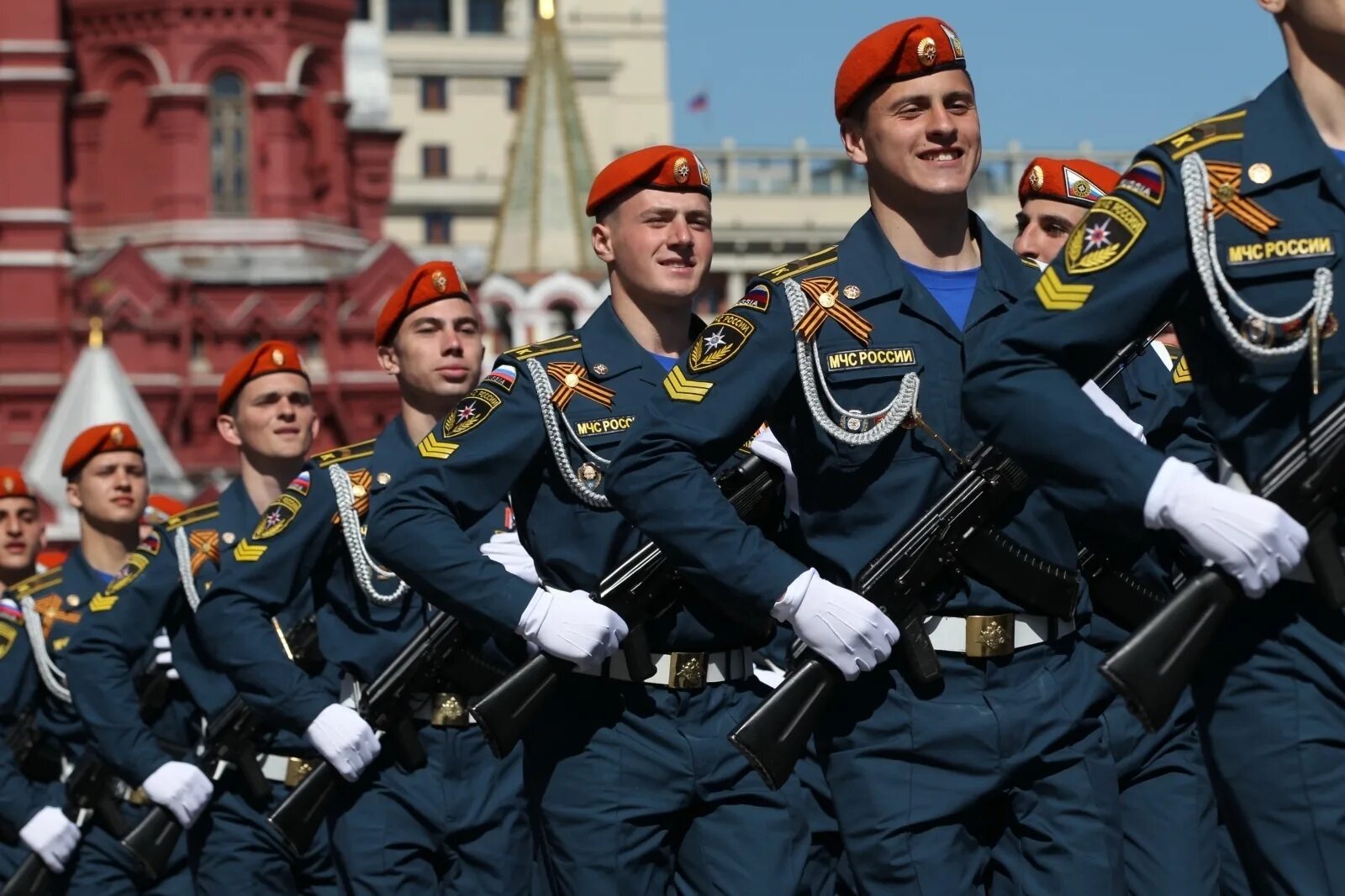 Войска гражданской обороны (го МЧС). Парад Победы АГЗ МЧС. Гражданская оборона РФ 1992. Курсанты АГЗ МЧС России.