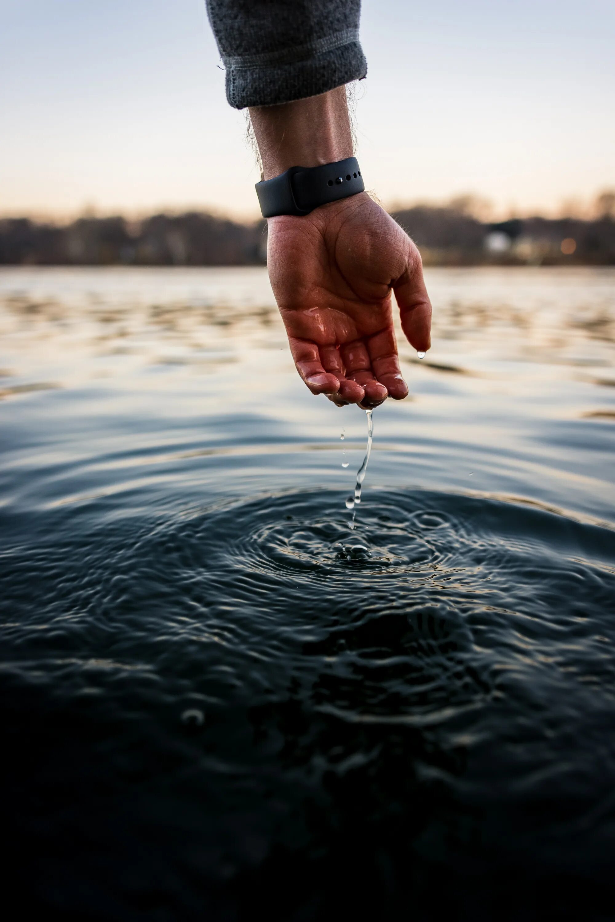 Вода в руках. Рука из воды. Рука касается воды. Мужская рука в воде. Водички руки