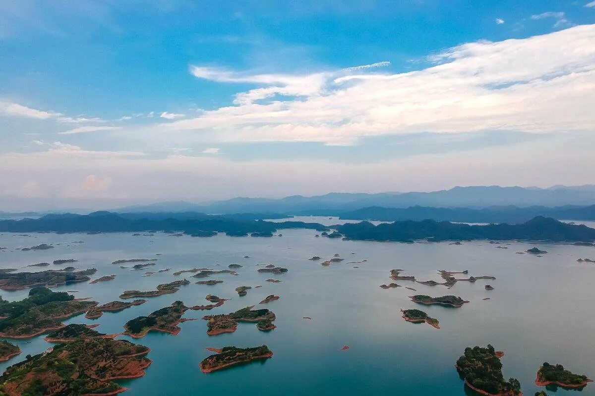 Четырех тысячах островов. Озеро тысячи островов в провинции Чжэцзян это. Озеро тысячи островов Цяньдаоху. Озеро Циндао. Озеро Циндао Китай.