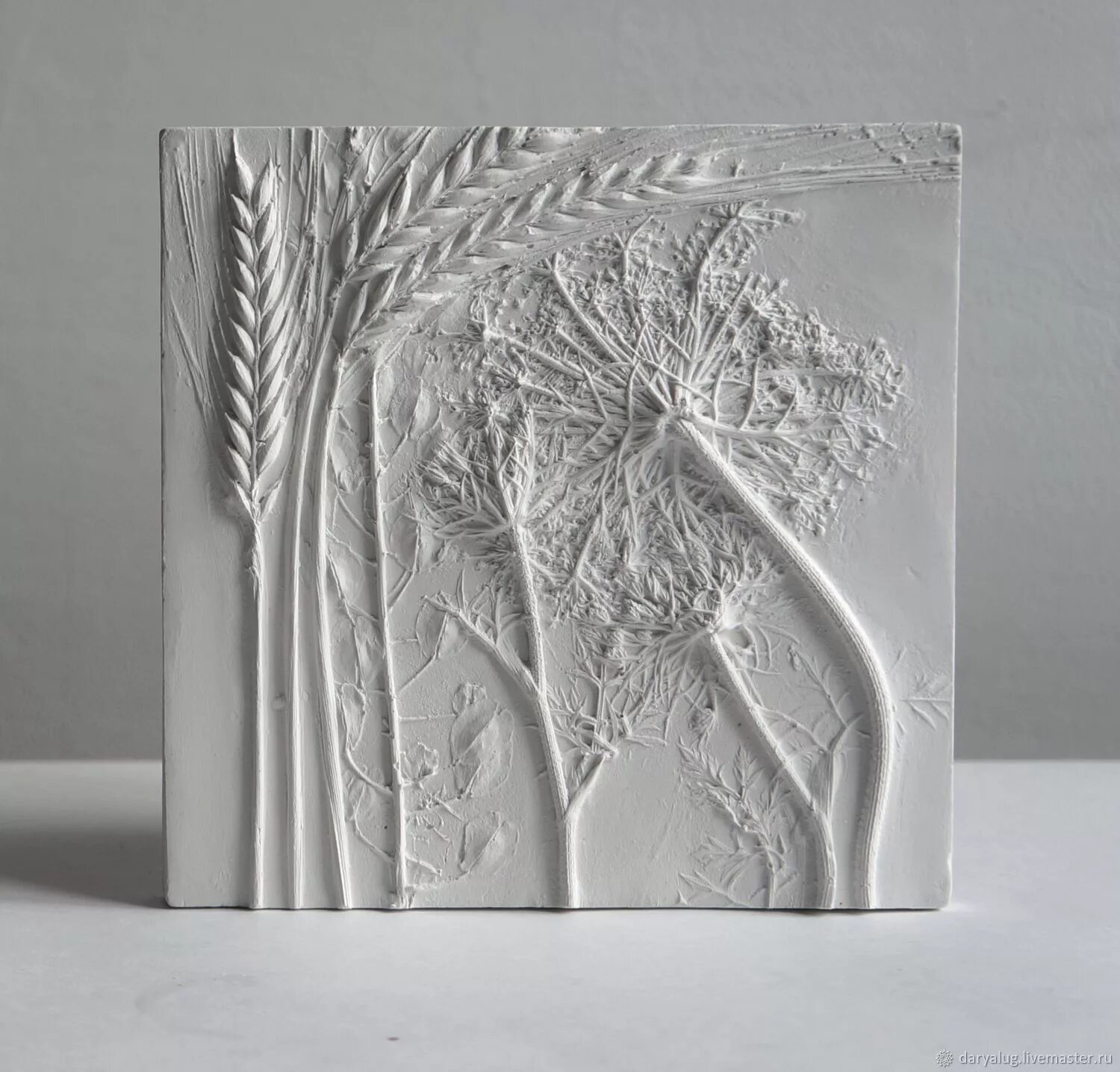 гипсовое панно. ботаническое панно из гипса. ботанический барельеф гиацинт. ботанический барельеф мастер. художественный оттиск.
