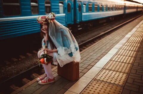 Женщина чемодан вокзал