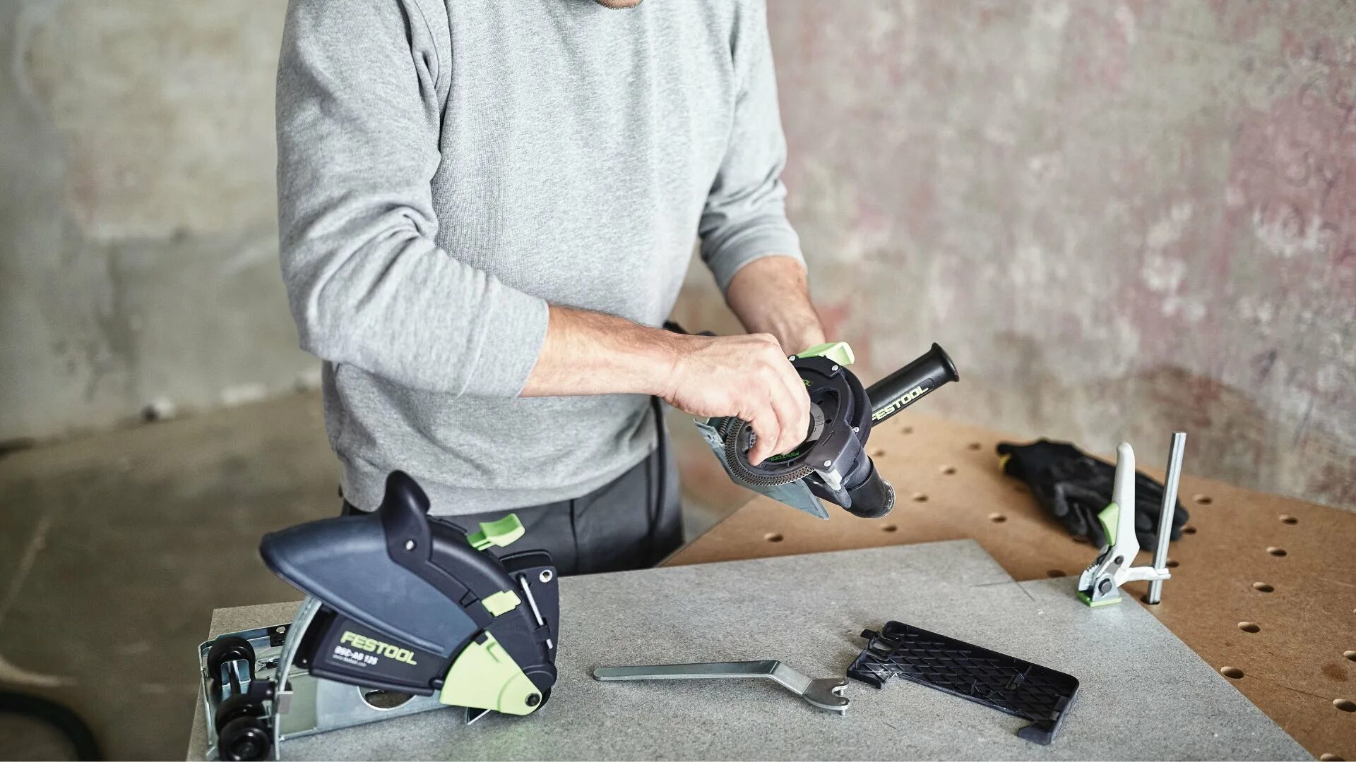 В мастерской работает шлифовальная машина можно. Festool DSC-AG 125. Штроборез Фестул. Отрезная система Diamant DSC-AG 125 Plus-FS. Festool DSC-AG 125 Plus-FS (768993).