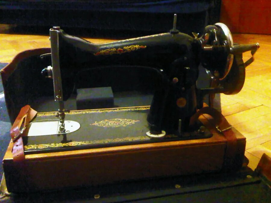 Швейная машинка купить 142. Машинка швейная ручная Чайка м03146г. Швейная машинка Чайка ручная 70-х. Chaika 3005 швейная машинка. Чайка-2 швейная машинка.