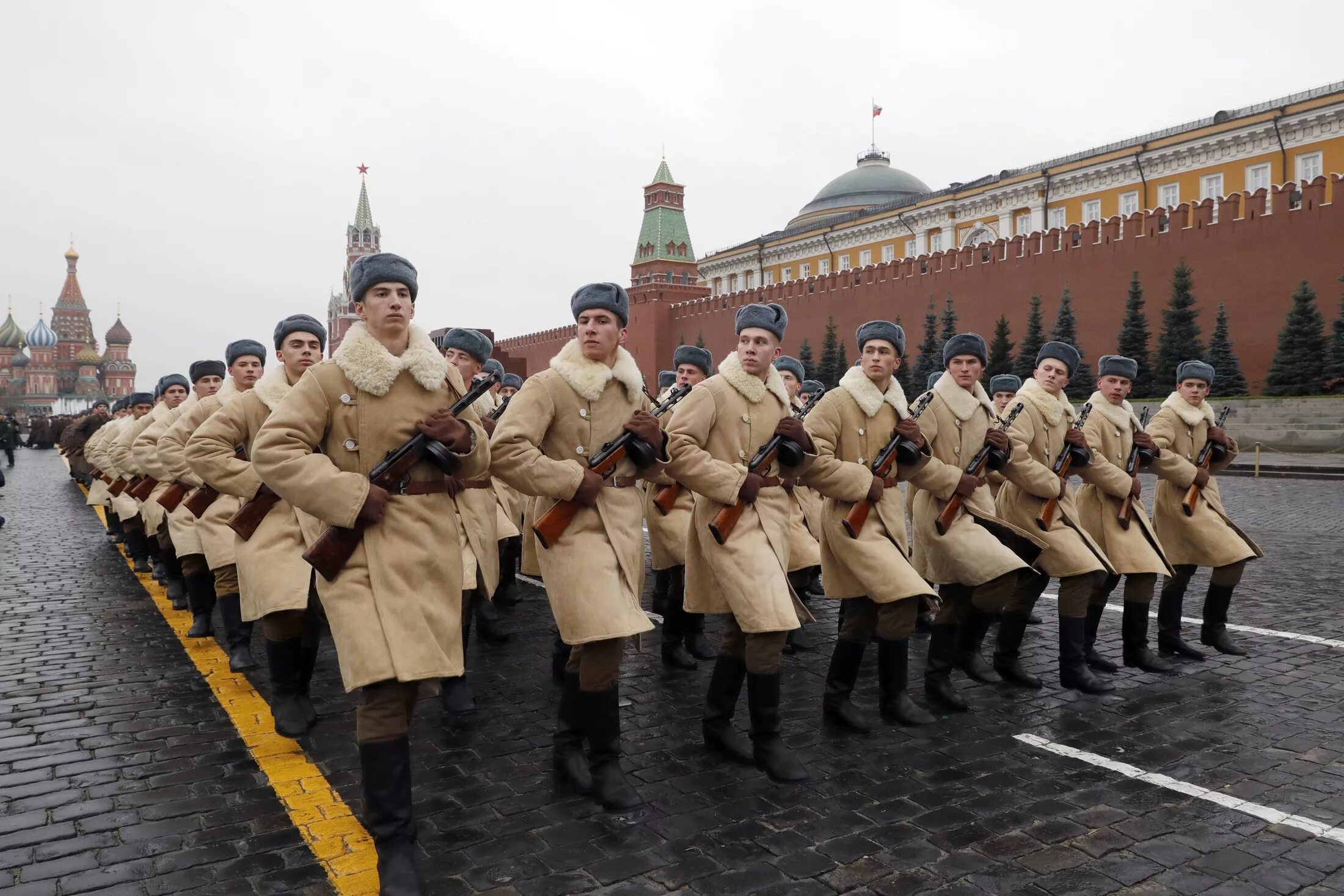 Парад 7 ноября 1941. Парад Победы на красной площади 1941. Парад 7 ноября в Москве на красной площади. Парад в честь 7 ноября 1941 года. Парад в сорок первом