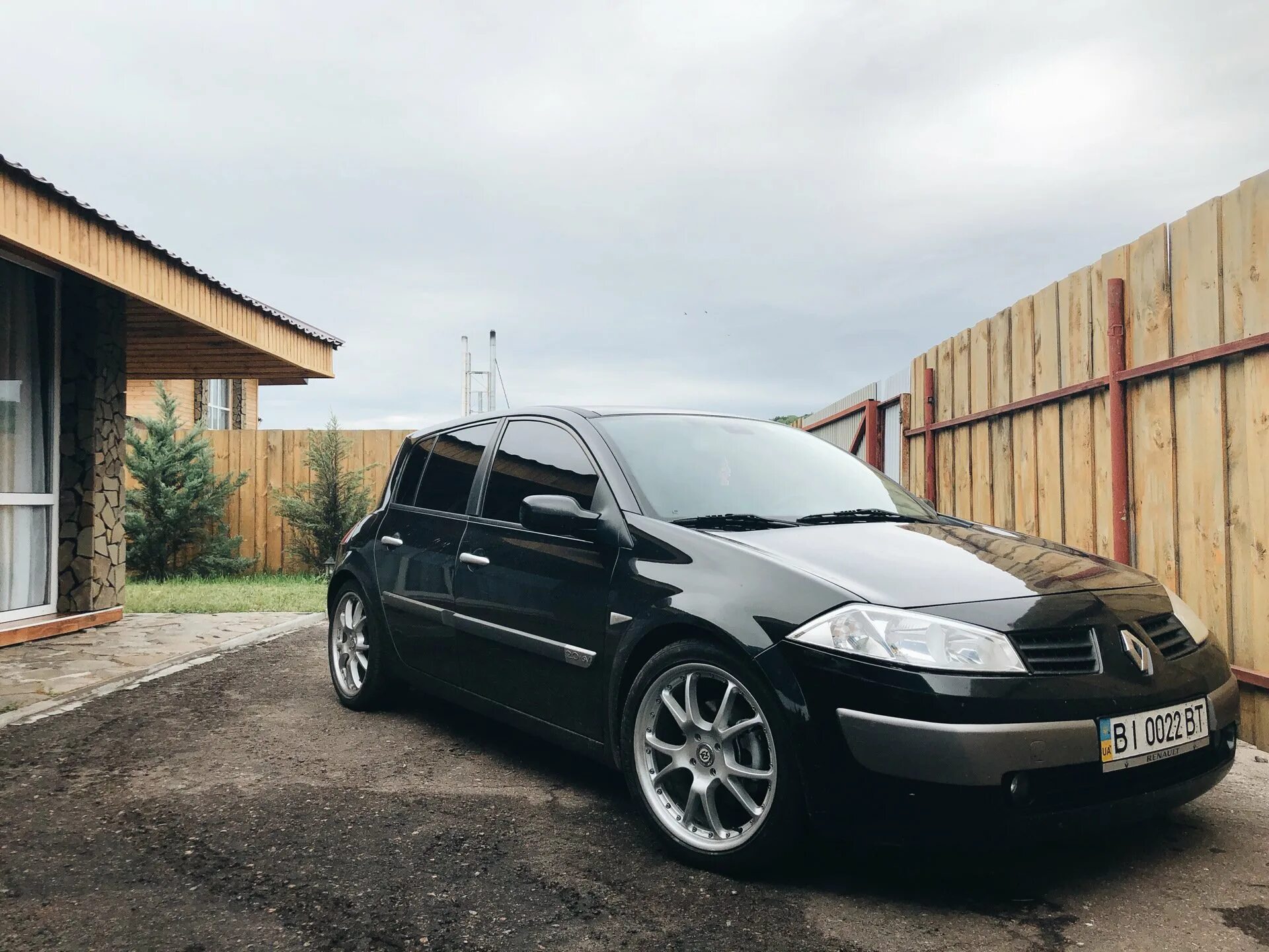 Megane диски. Renault Megane 2 r18. Renault Megane 2 r17. Рено Меган 2 на r18. Renault Megane 2 диски r17.