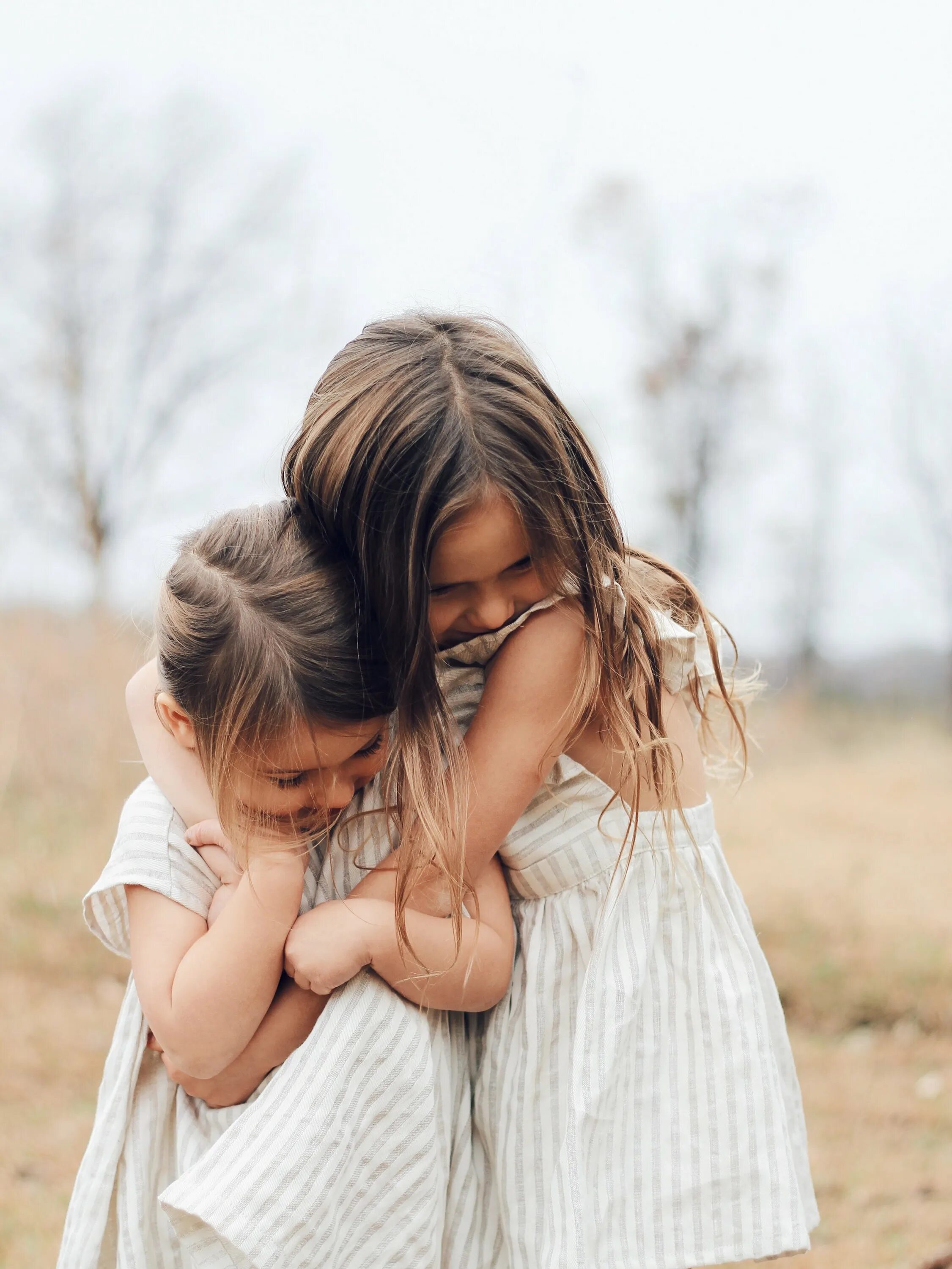 Ребенок обнимает девочку. Ребенок обнимает девочку. Детям о дружбе. Дети наследие от господа. Маленькая девочка обнимает мальчика.