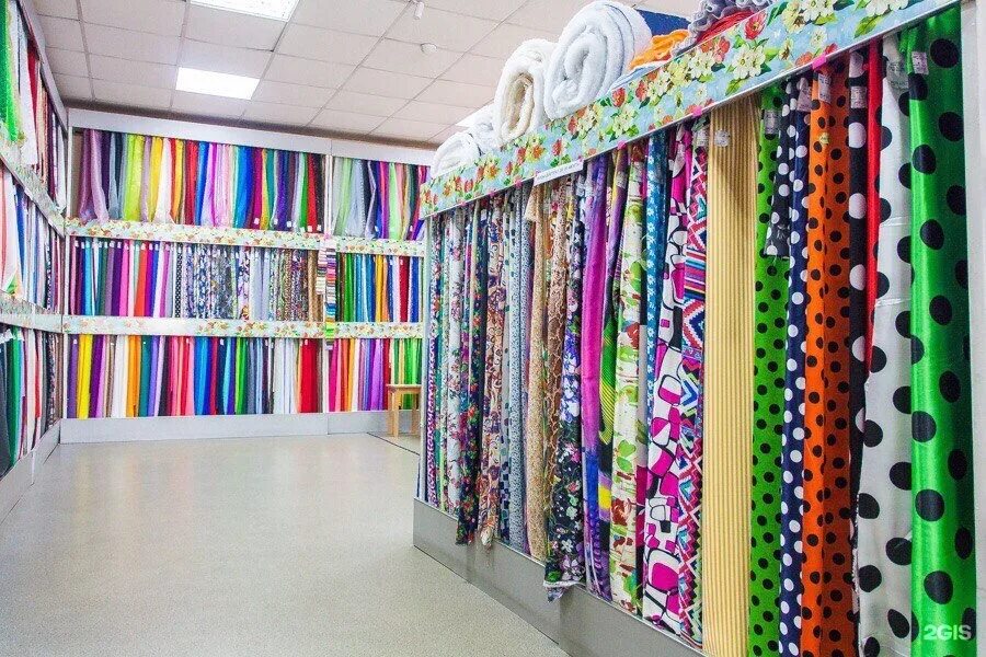 Магазин тканей от производителя. Красивые магазины тканей. Ткань для рукоделия. Магазин ткани Иголочка. Выкладка текстильных товаров.