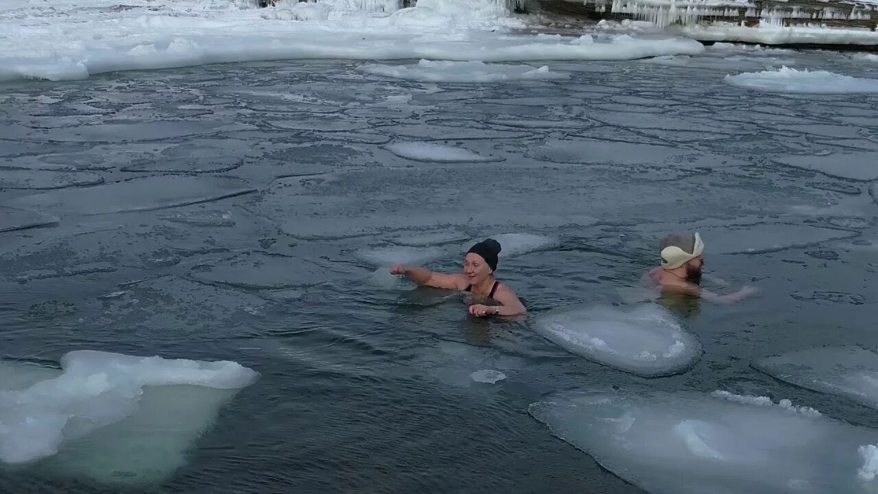 Купание зимой в море. Купание во льдах. Купается во льду. Дети купаются в ледяной воде. Ледяное купание