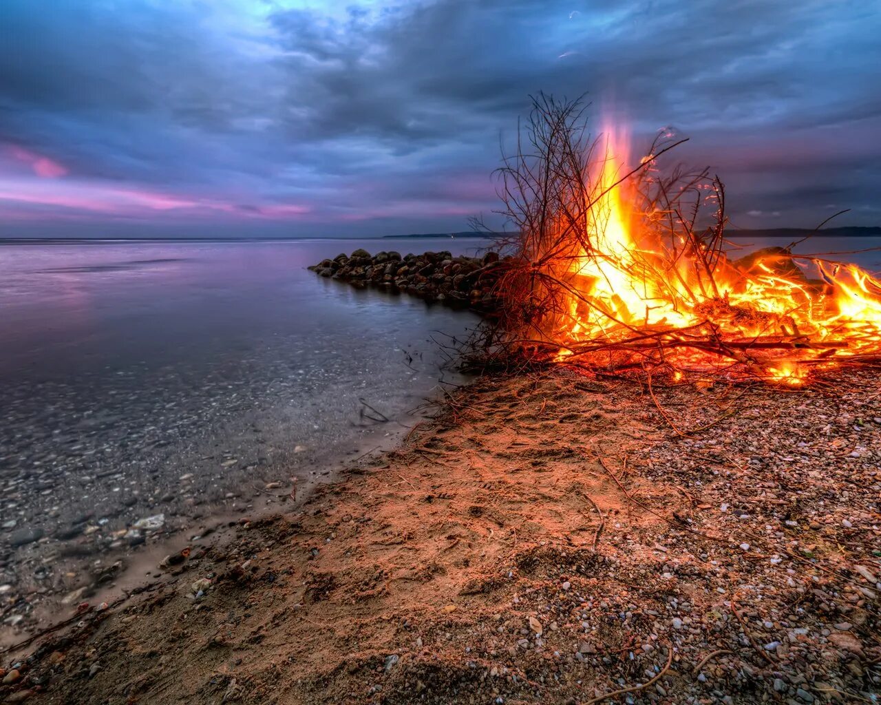 Огненный закат. Закат осенью в городе. Небеса горящие от зноя. Горящее небо. Горит закат.
