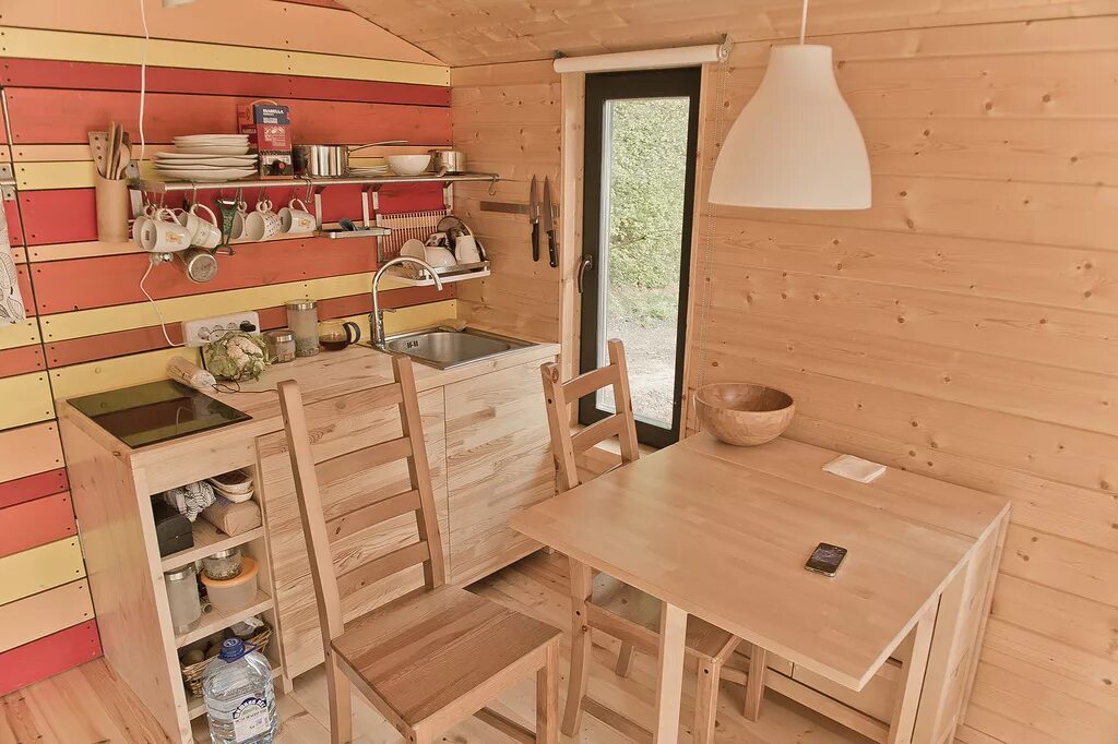 интерьер маленькой кухни на даче. мини кухня для дачи. кухни деревенский стиль( кантри, провансаль). маленькая кухня в деревянном доме. кухня в маленьком деревянном доме.