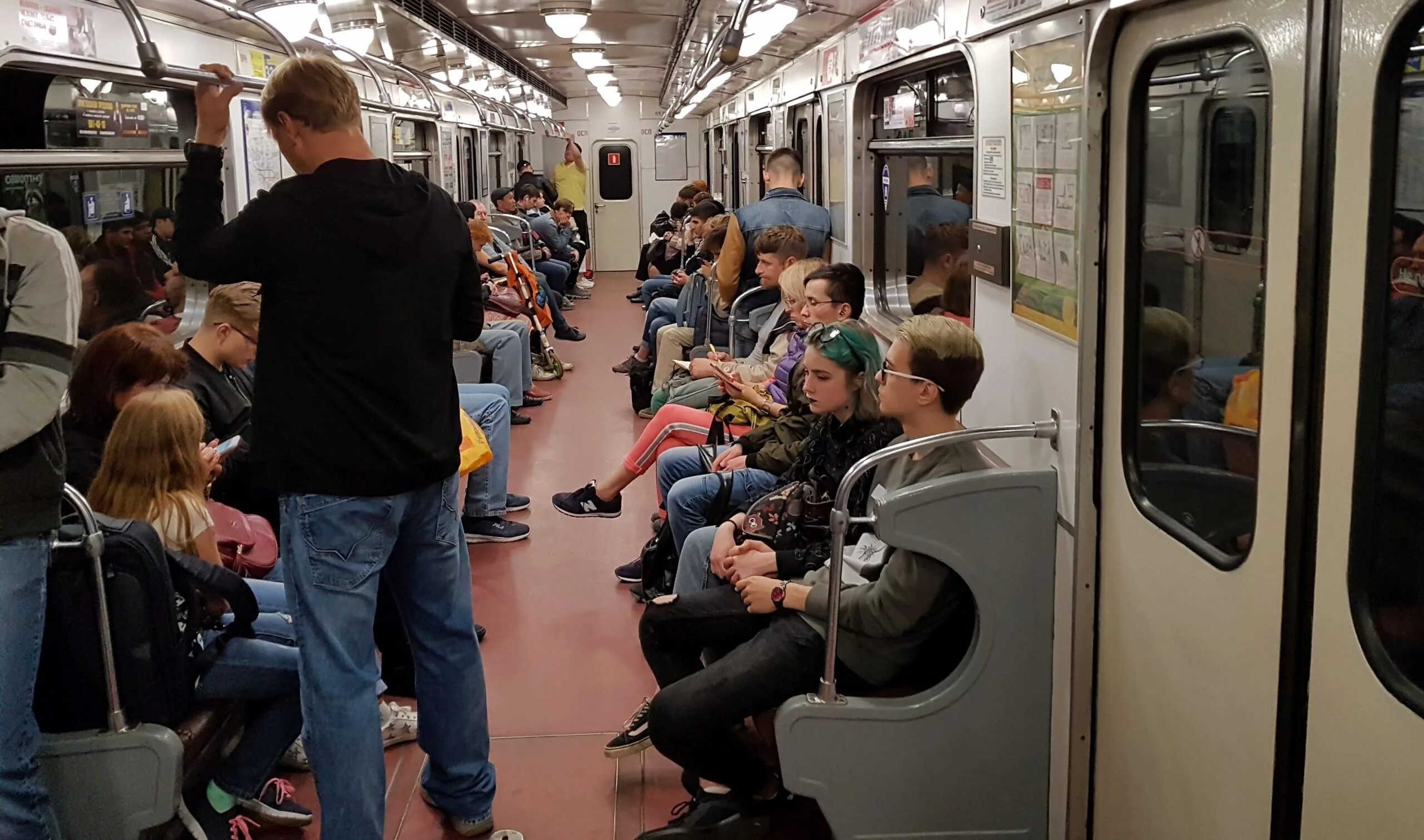 Сколько пассажиров в метро. Люди в вагоне метро. Пассажиры метро. Вагон метро. Вагон метро с пассажирами.