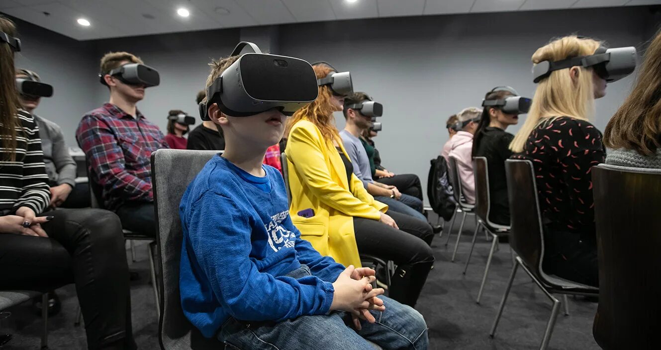 Vr класс. Учебный класс VR. VR класс в школе. CLASSVR комплект оборудования для обучения в виртуальной реальности.