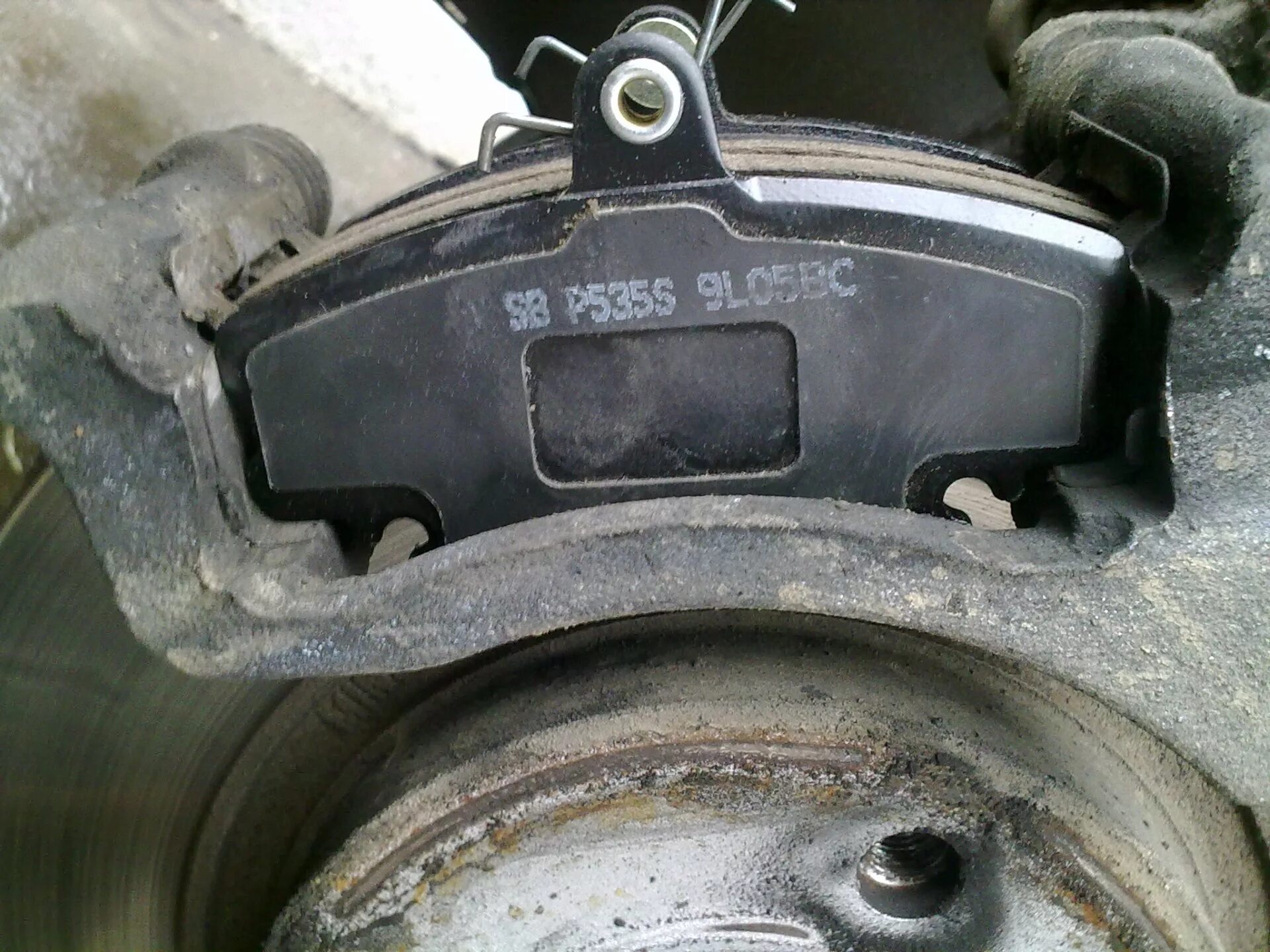 Как поменять передние колодки рено логан 2 Замена передних колодок Renault Fluence, 1,6 л, 2012 года расходники DRIVE2