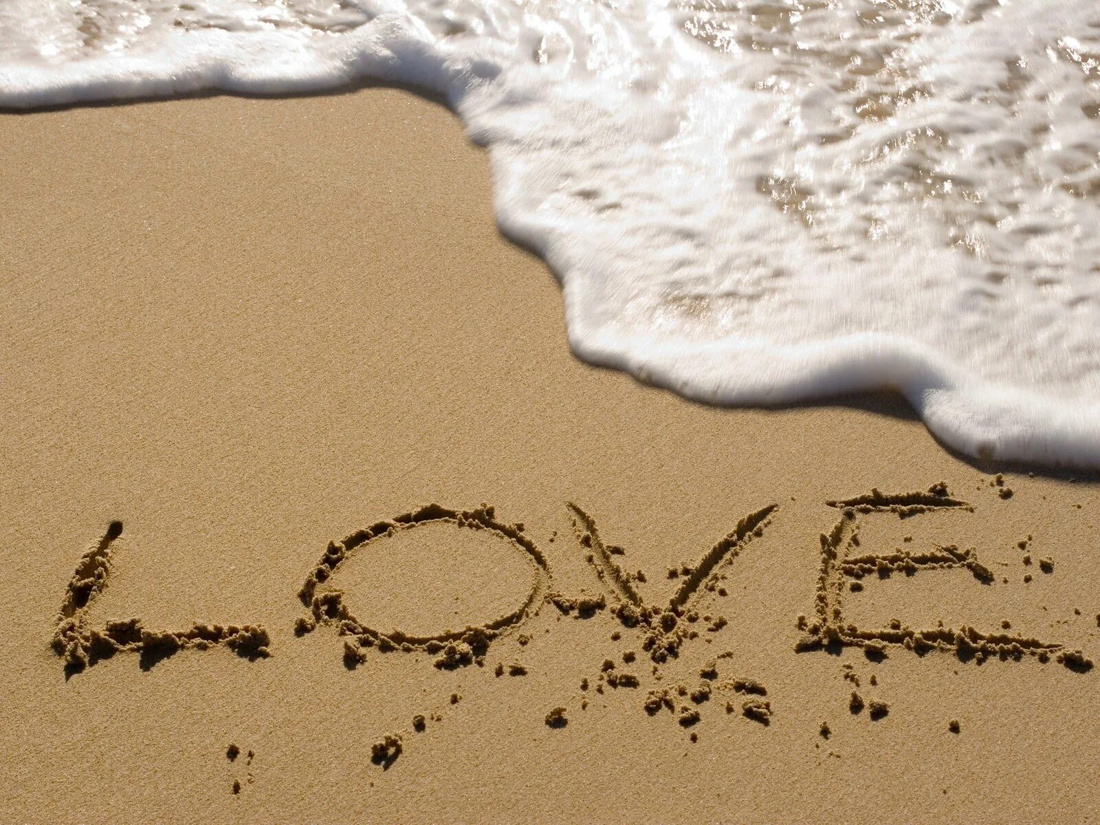 Надпись на песке. Надпись на песке на море. Романтические надписи на песке. Море песок.