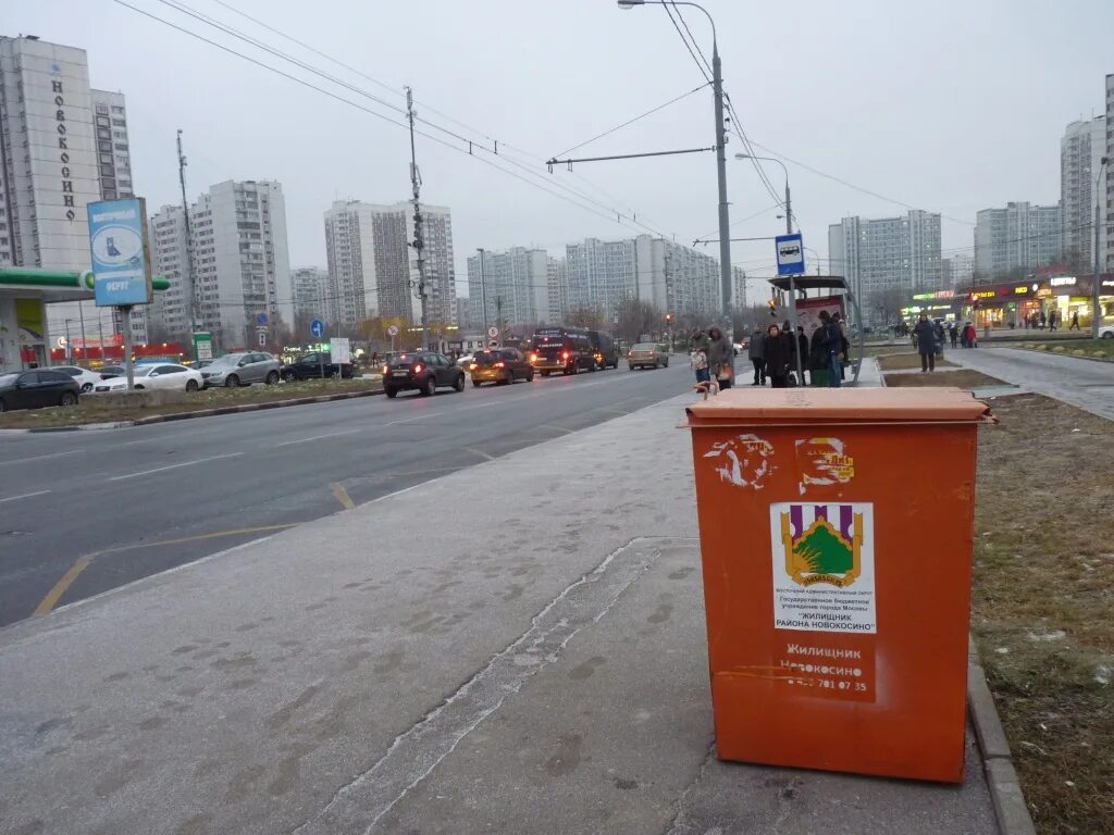 Жилищник новокосино. Гбу район новокосино. зима контейнера пгм на остановках. контейнеры для песка около остановок.