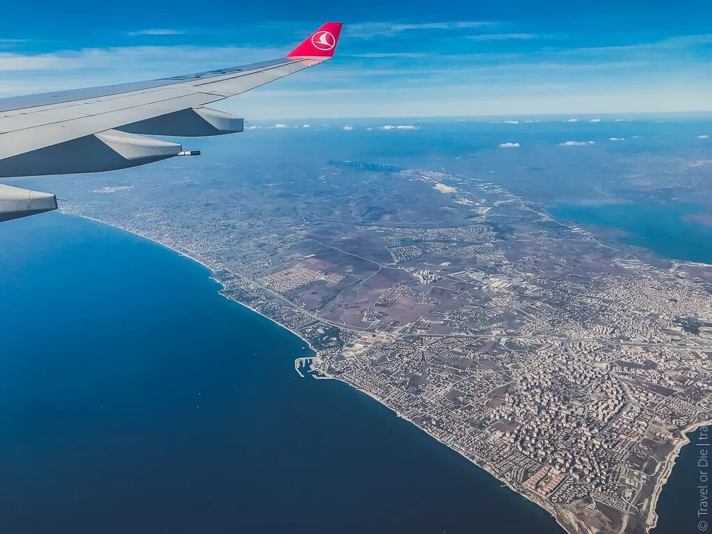 Стамбул полететь. Вид из самолета. Вид из окна самолета. Море из самолета. Вид с самолета на землю.